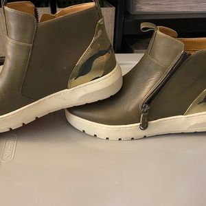 Vionic Brinkley Shoe, olive ankle boot, size 9